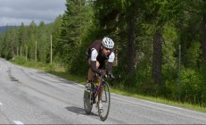 米兰真人-绿茵场与硬木地板的双重奏，国家德比的艺术与快船终结悬念的科学