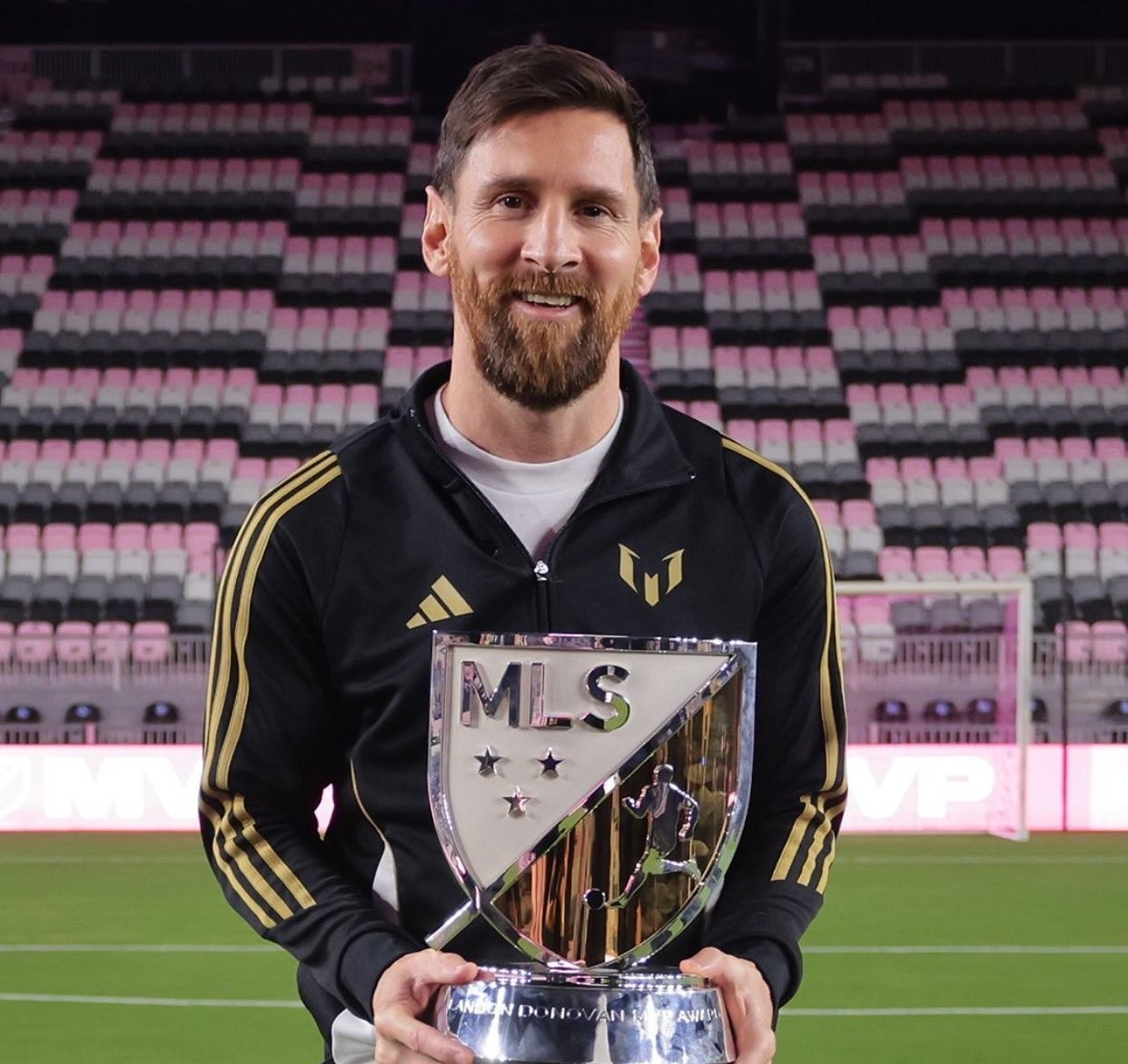 关于梅西打破守门魔咒，梅开二度助球队大胜的信息