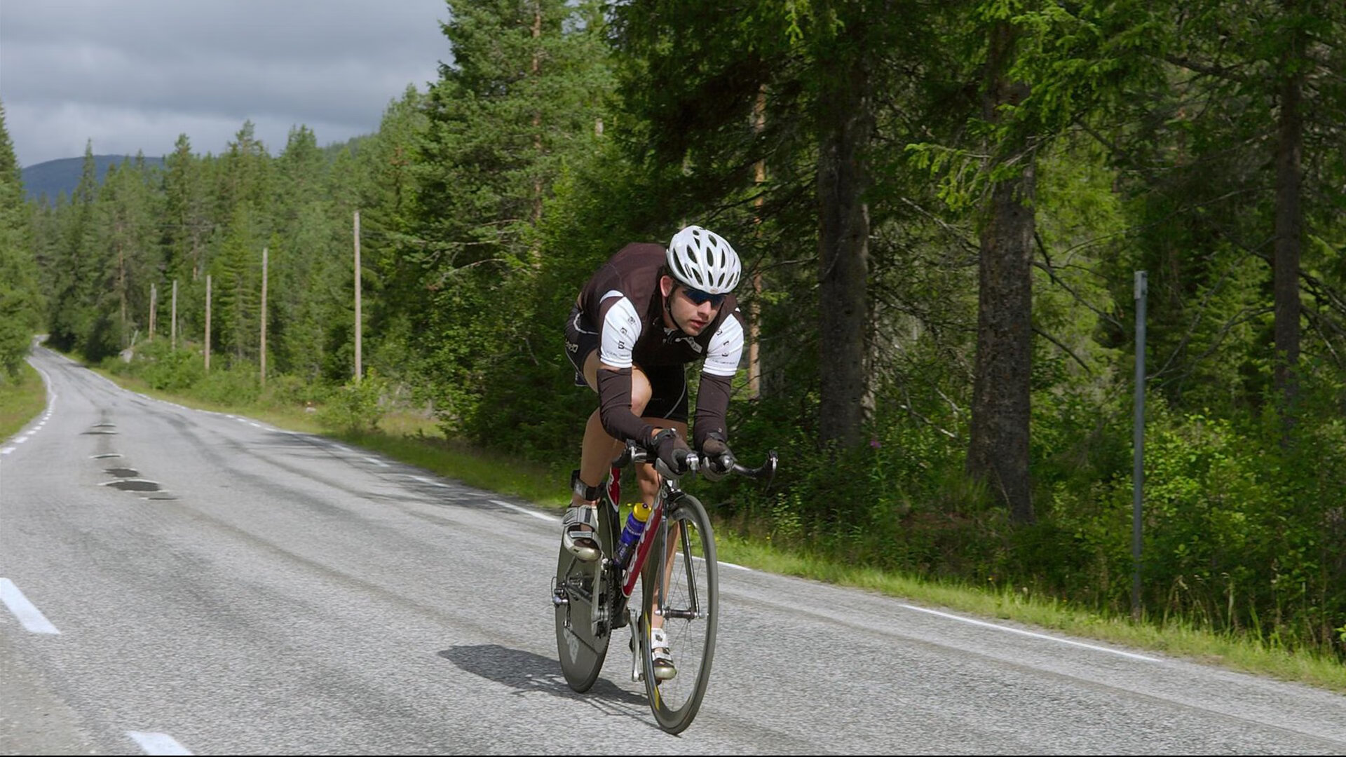 绿茵场与硬木地板的双重奏，国家德比的艺术与快船终结悬念的科学