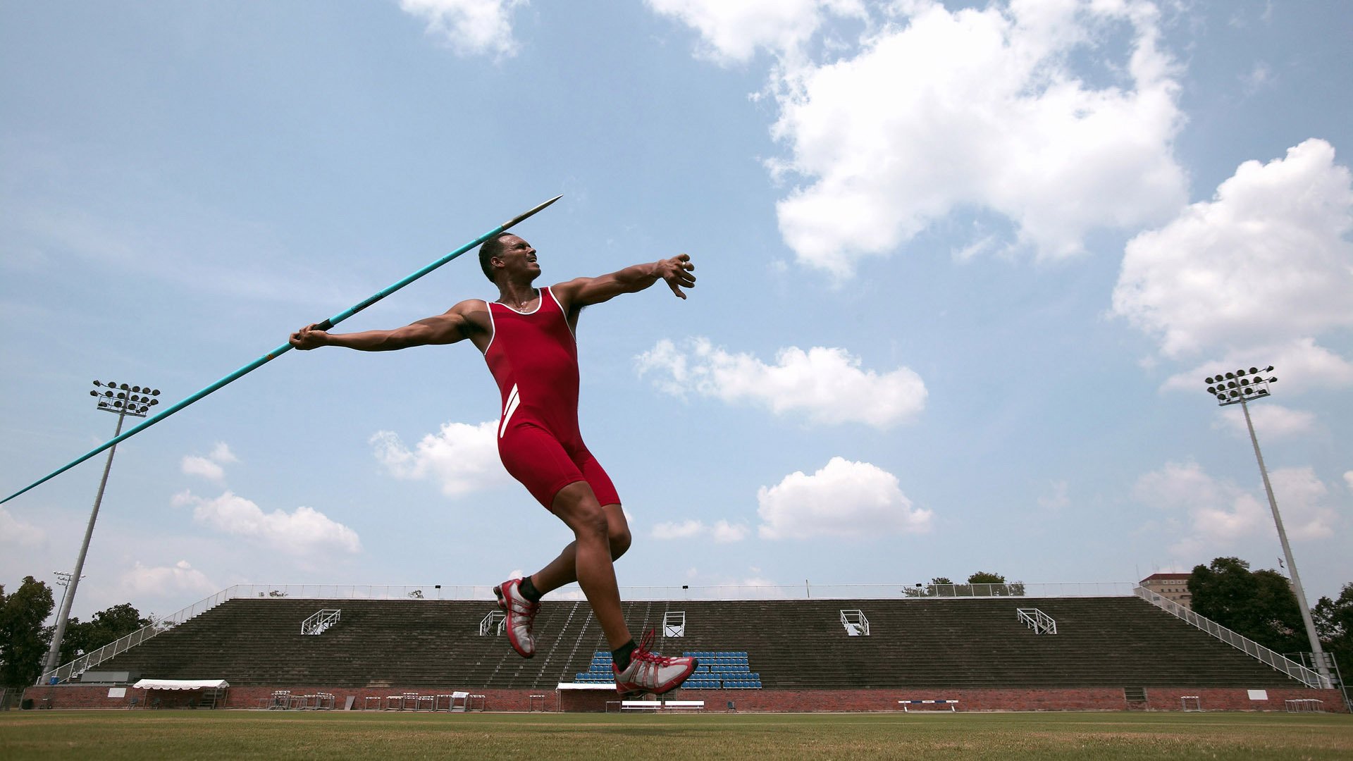 赛道上的双重叙事,威廉姆斯险胜与佩雷兹的统治